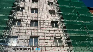 «Красят несуществующие окна»: жители дома на Бограда в Красноярске из-за капремонта остались без света, домофонов и с разрухой во дворе