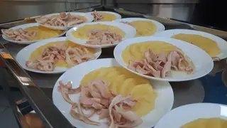 Школьников на окраине Красноярска кормят в столовой кальмарами в сметанном соусе Школьников на окраине Красноярска кормят в столовой кальмарами в сметанном соусе