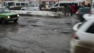 «Яма на яме»: Красноярск утопает в выбоинах после зимы. Разбираемся, почему
