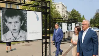 Губернатор Красноярского края посетил фотовыставку о детях Донбасса