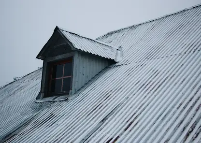 krysa-zdania-pokryta-snegom-na-fone-oblacnogo-neba