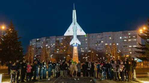 Учащиеся школы 1 запускают самолётики