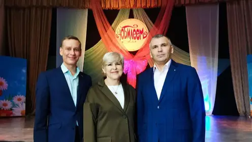 Председатель профкома М.Тушминцев и его заместитель П. Баженов поздравили директора техникума М. Жарких