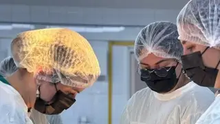 В Кузбассе врачи провели ювелирную операцию на сердце новорожденного, чтобы спасти ему жизнь