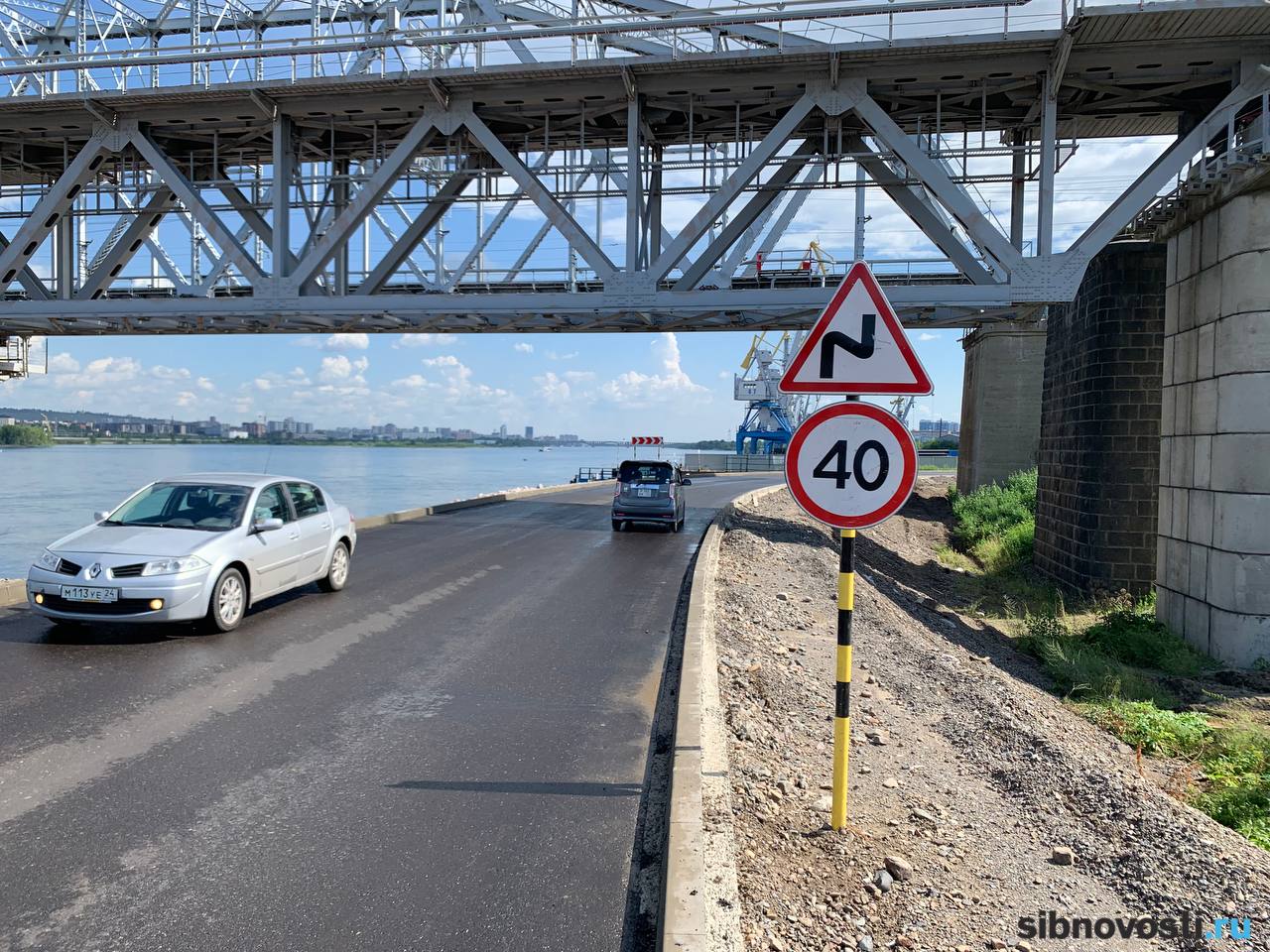 Фото: автомобилисты едут по новой развязке