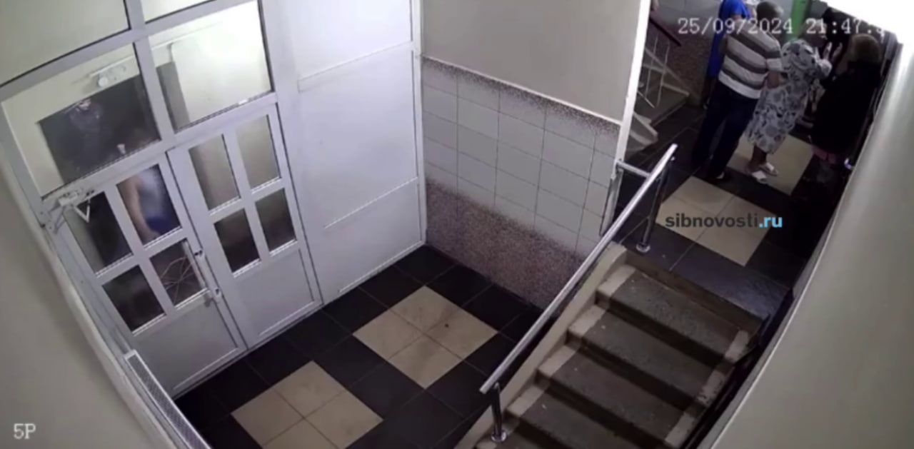 Соседи 40 минут удерживали девушку в подъезде. Фото: sibnovosti.ru