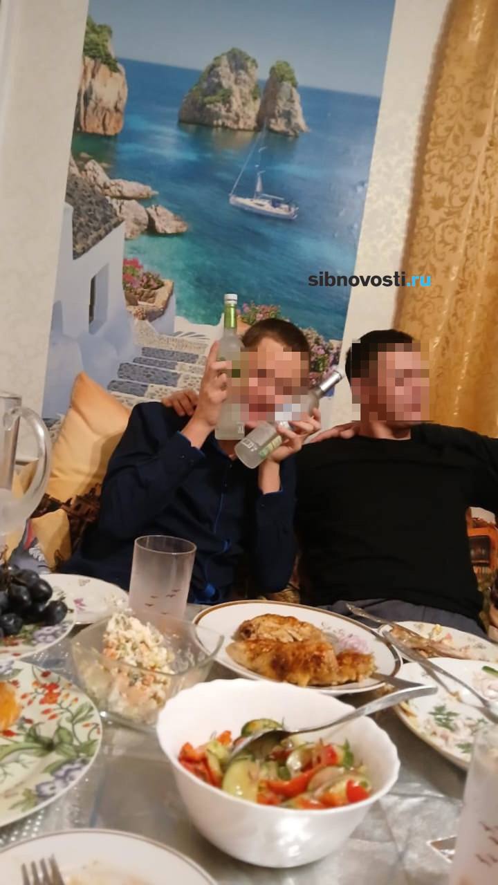 Фото со страницы парня. На кадрах он держит водку