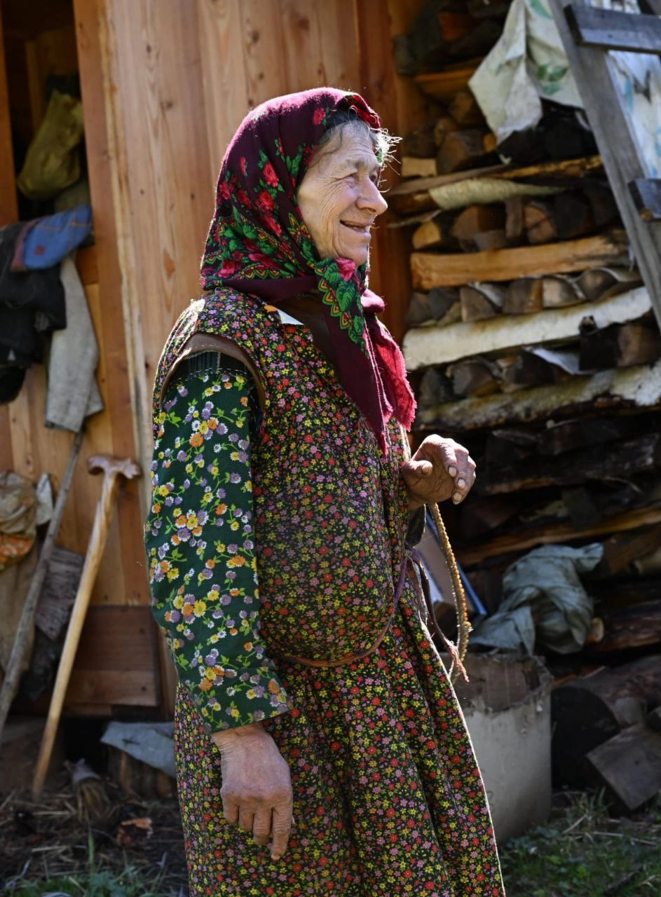 Агафья всегда старается угостить и подарить подарки гостям. Фото: Из личного архивa/ Игорь Мыльников