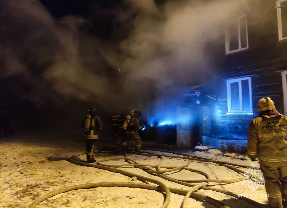 3 человек спасли пожарные из горящего брусового дома на ул. Лесной в  Красноярске - Сибновости