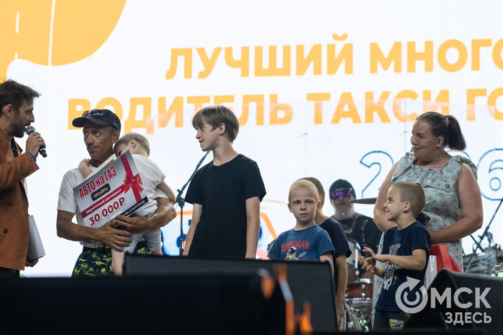 Виктор Жариков с семьёй. Фото: «Омск здесь»