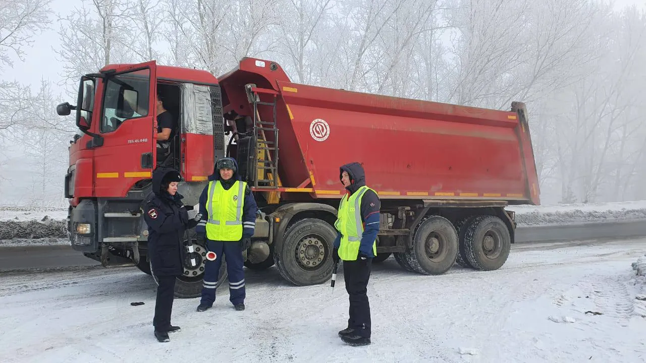 На дорогах Красноярска и Дивногорска автоинспекторы провели проверку  грузовых автомобилей - Сибновости