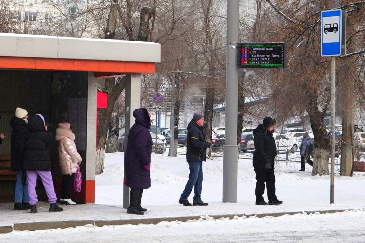 Кемерово остановки транспорта. Табло на остановках общественного транспорта. Остановки Кемерово. Электронное табло на остановках.