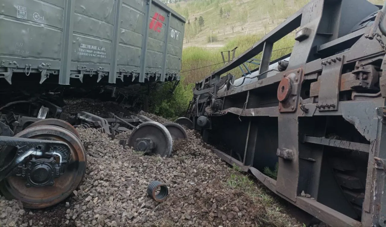 Уголовное дело завели после схода поезда с рельсов в Красноярском крае -  Сибновости