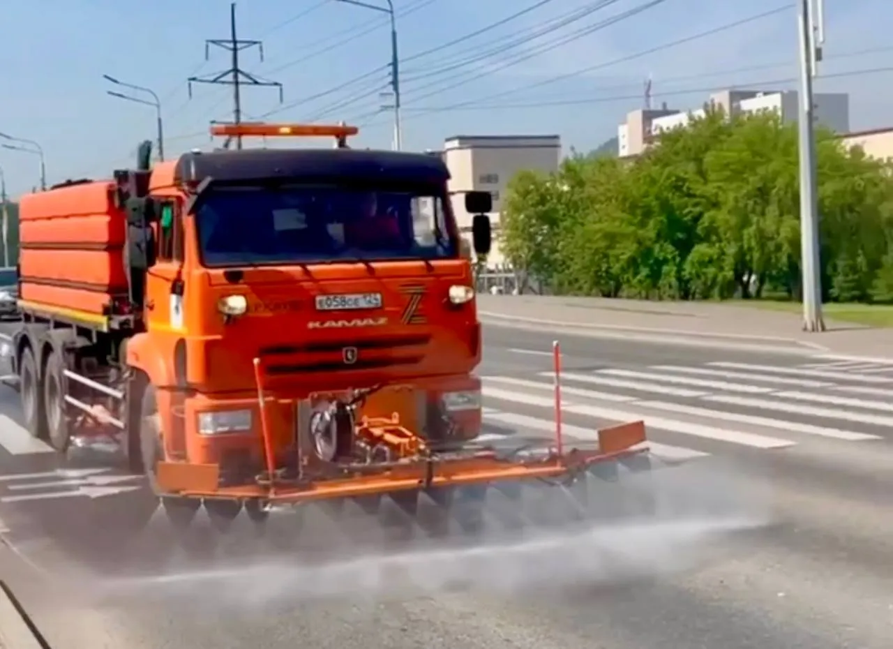 В Красноярске из‑за жары поливают дороги - Сибновости