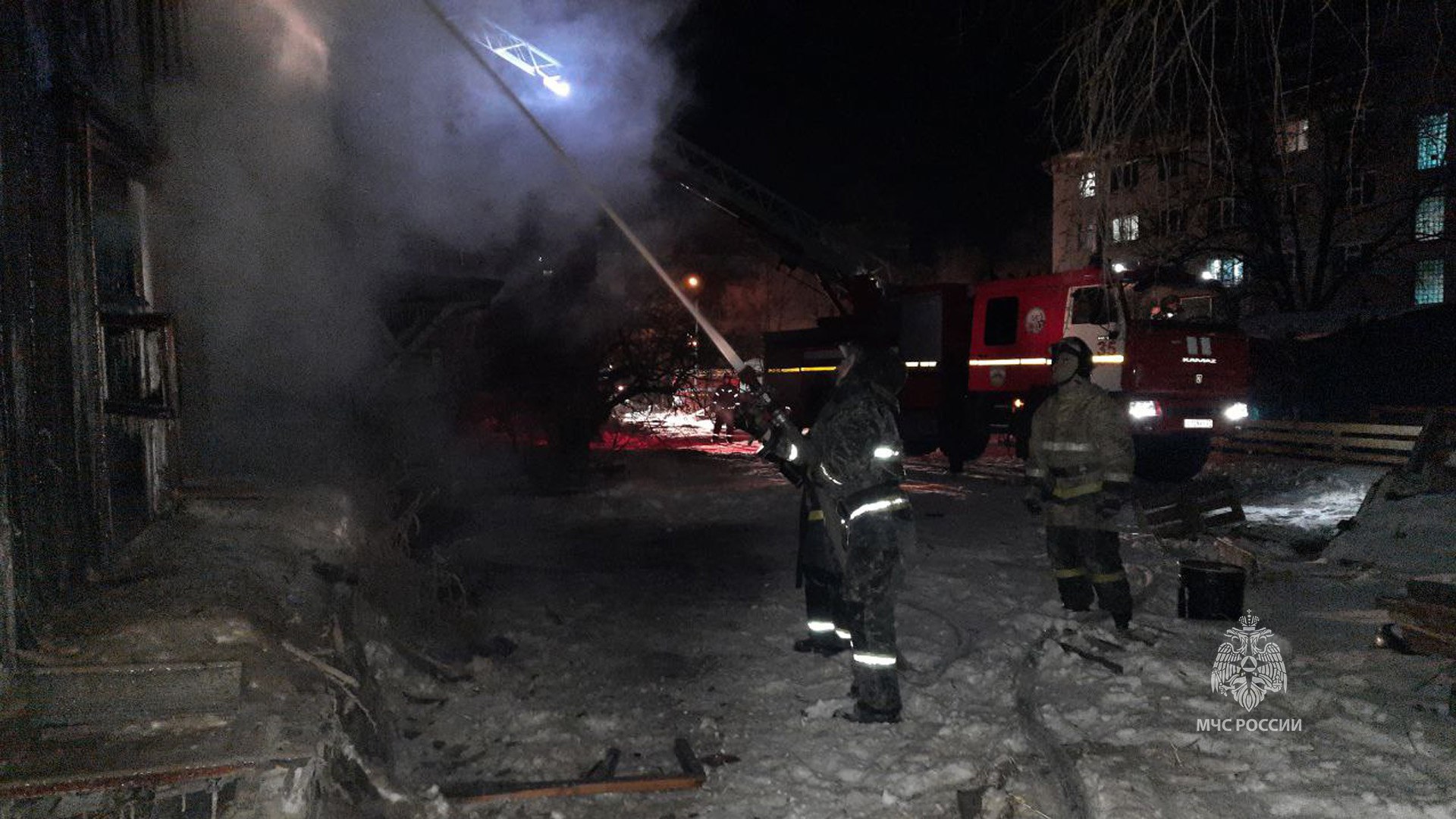 Пожар в хабаровске сегодня фото Огнеборцы из Хабаровска ликвидировали пожар в жилом многоквартирном доме - Сибно