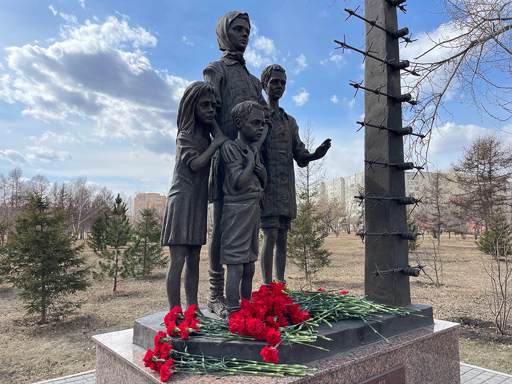 Памятник малолетнему узнику. Мемориал узникам концлагерей. Памятник детям узникам Красноярск. Памятники детям узникам концлагерей.