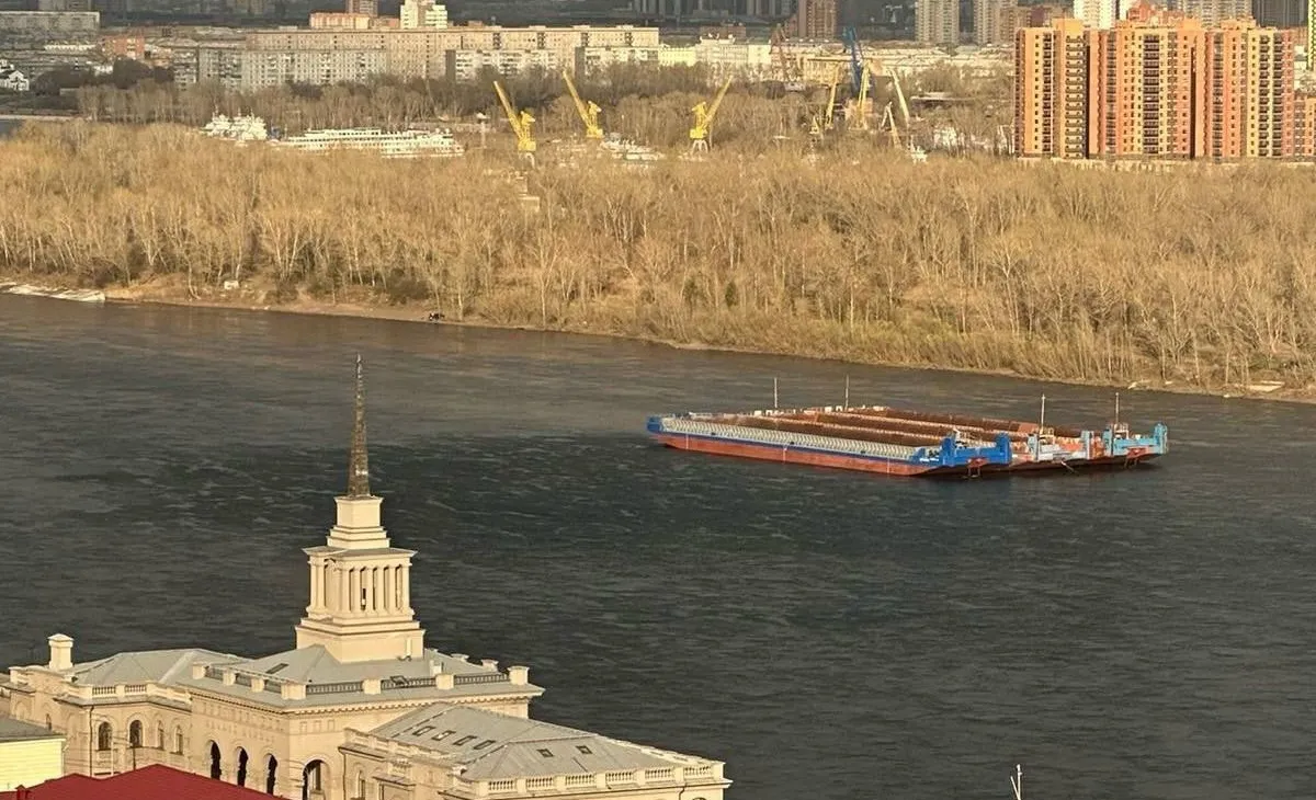 Лодка столкнулась с баржей в Красноярске: пострадали двое, поиски еще  одного человека продолжаются - Сибновости