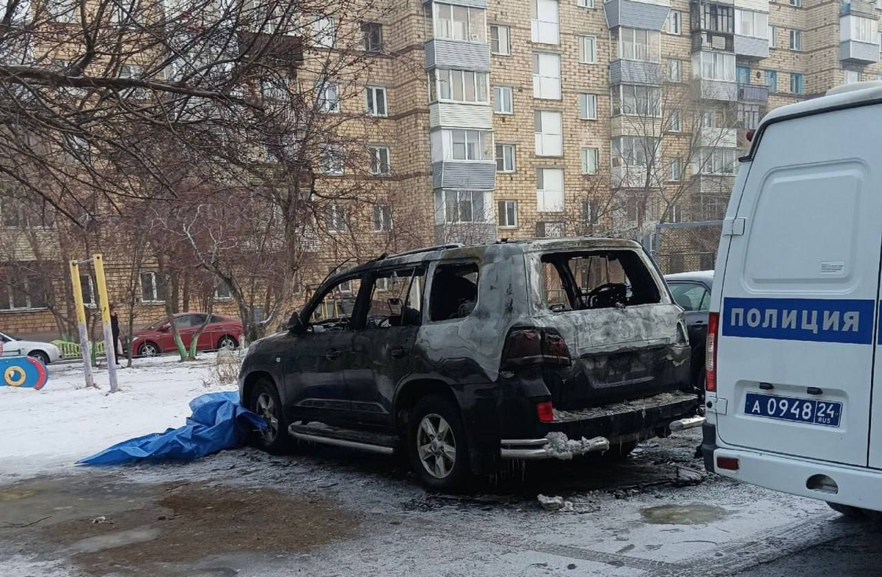 Красноярец хотел сжечь машину нового кавалера бывшей девушки, но перепутал  автомобиль - Сибновости