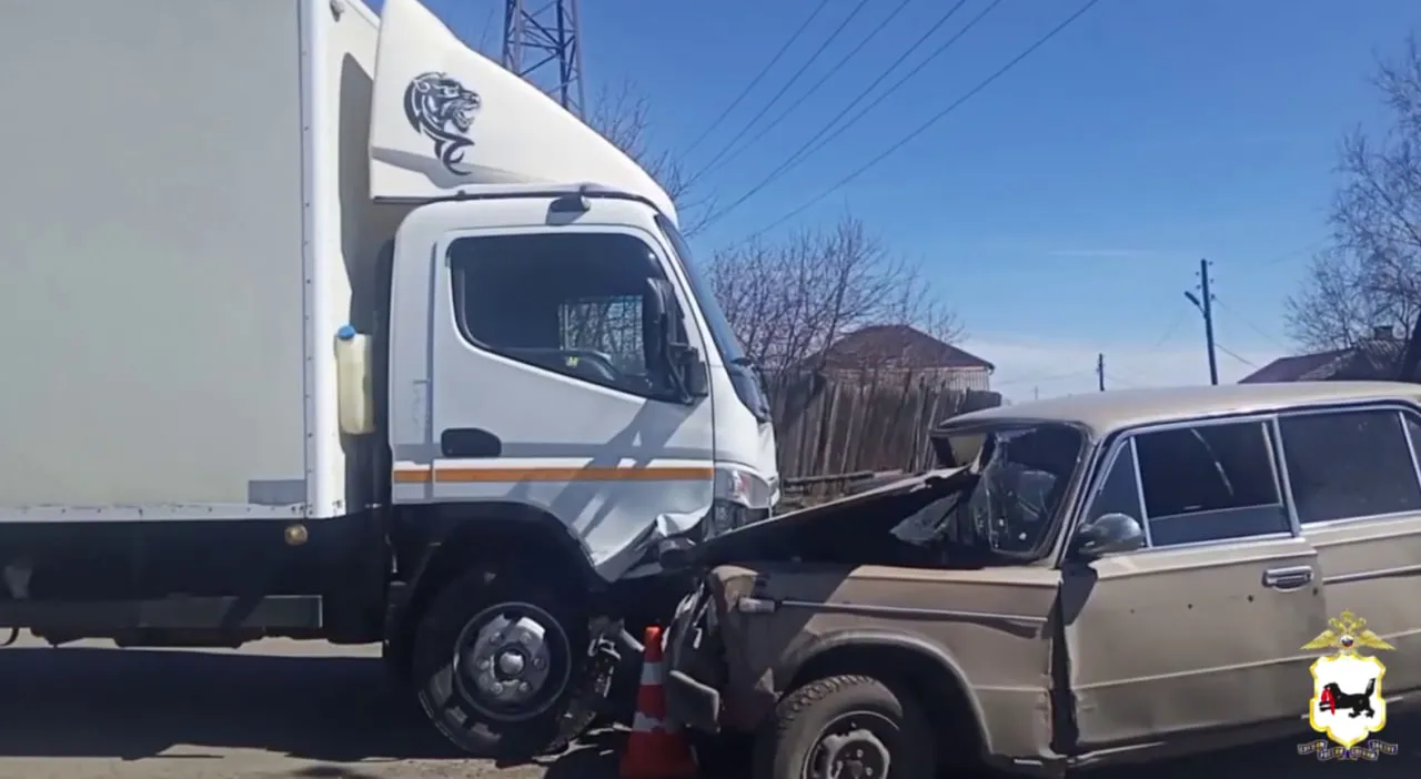 В Иркутской области мужчина врезался в грузовик и скрылся с места ДТП,  сейчас его ищут. В аварии пострадала несовершеннолетняя - Сибновости