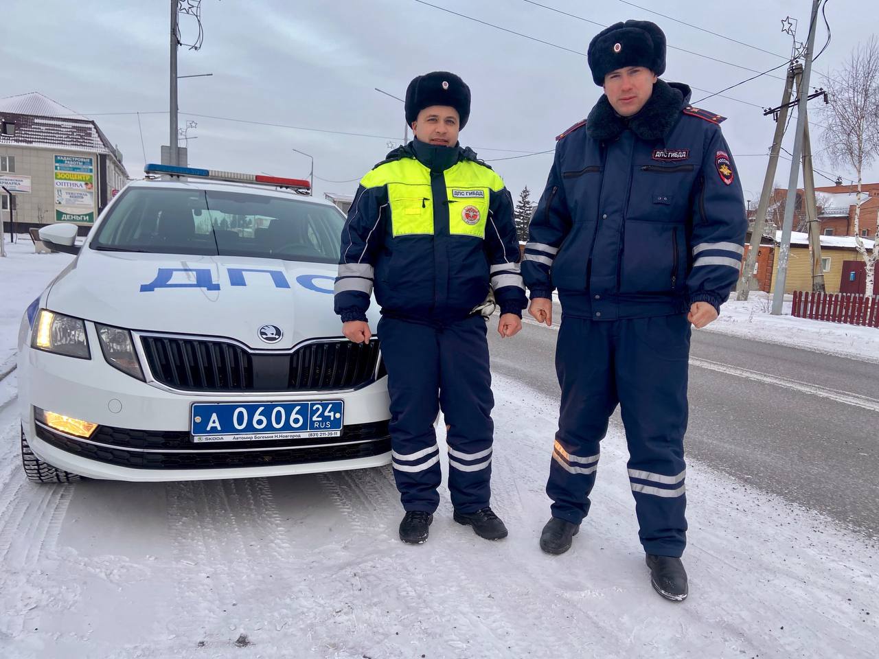 В Красноярском крае сотрудники ГИБДД помогли водителю, у которого  закончилось топливо - Сибновости