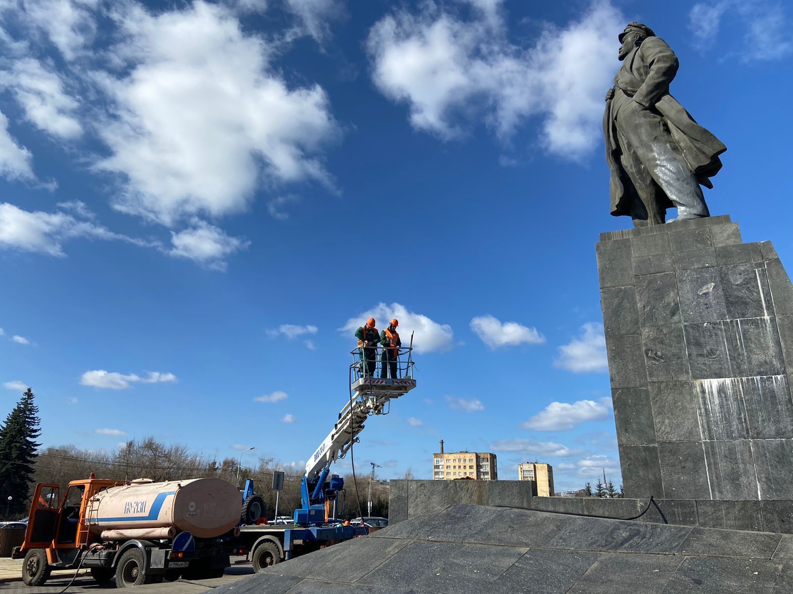 В Красноярске помыли памятник Ленину - Сибновости